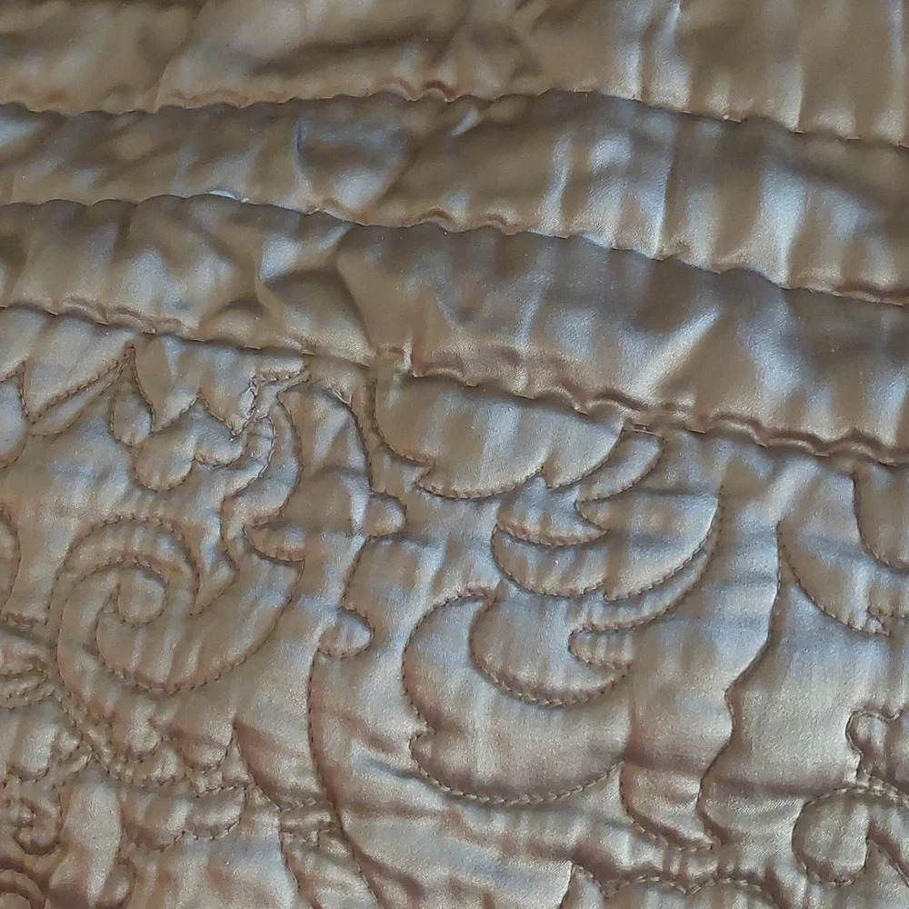 Queen size coverlet/ bedspread - Picture 4 of 7